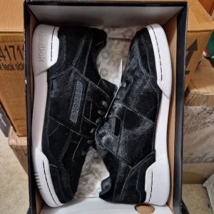 Oanvända Reebok Special Edition  - Helt nya i förpackningen. Innermått 26 cm. Special utgåva som inte går att få tag på längre. Original pris var då ca 2000 kr. Skickas spårbart och försäkrat mot porto. Öppetköp och byte gäller inte