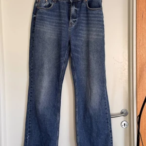 Blå raka jeans med hög midja Only JDY längd 32 large  - Säljer ett par klassiska blå jeans med raka ben och hög midja. Jeansen har en snygg tvätt med lätt slitning framtill och bakfickor utan detaljer. Perfekta för en chill och stilren look. Only. Längd 32. Large. Mkt fina. Sparsamt använda. 