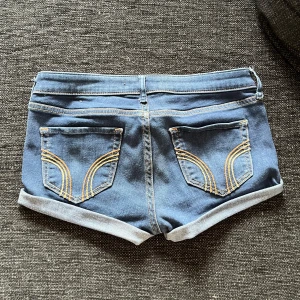 Hollister shorts - Mörkblåa lågmidjade jeansshorts från Hollister. Storlek w26, stretchiga. De är omsydda till shorts från ett par jeans ☺️