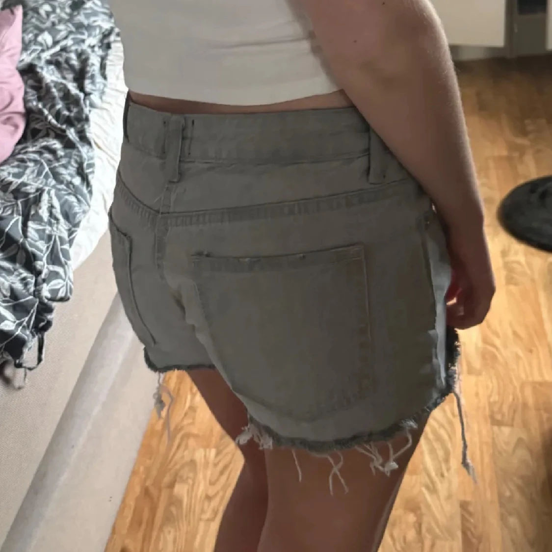 Grå jeansshorts med fransig kant