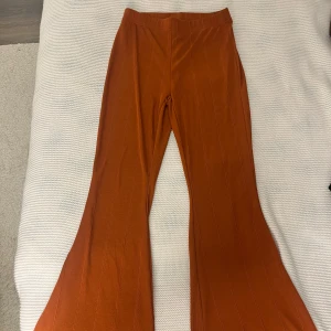 orange bootcut-byxor från SHEIN - Säljer ett par orange bootcut byxor från SHEIN i storlek S. Nästintill oanvända💗 skriv för fler frågor om mått eller annat🫶