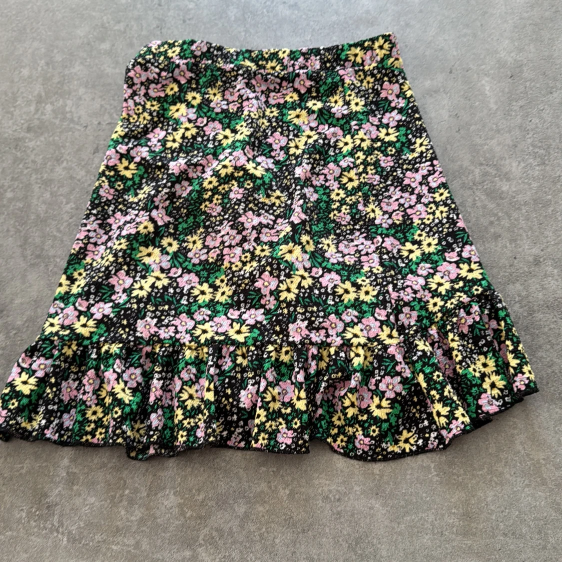 Blommig omlottkjol från Vero Moda XS - 1