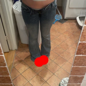 Weekday bootybei jeans blå - Säljer ett par weekday bootybei jeans i klassisk blå tvätt. Jeansen har låg midja, fyra fickor och snygga detaljer. De är tillverkade i bomull och har en bootcut passform som ger en retro vibe. Finns inga skador och är som ny!💕