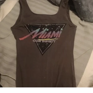 Miami body  - Miami tröja från Hm. Body!! Endast provad. ( Ny utan prislapp)