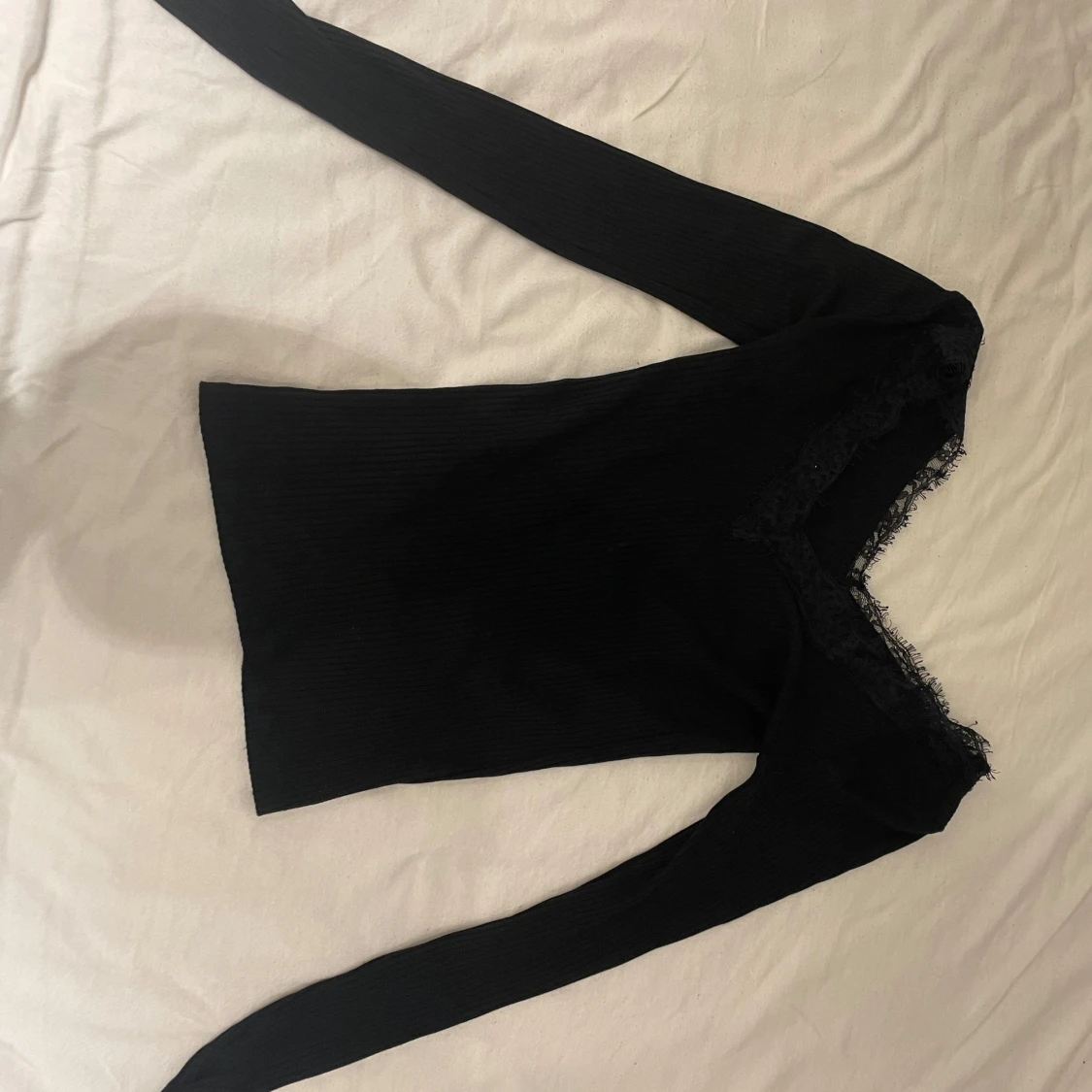 Svart ribbad topp med spets från Amisu - 2