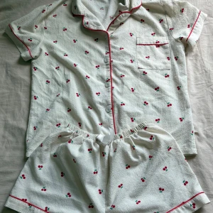  Pyjamasset - Pyjamasset som har använts mycket men är i bra skick🫶🏼