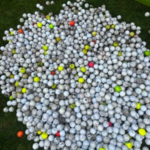 100st golfbollar i ok skick DM för frågor och pris!!! - Bilderna visar ett stort antal begagnade golfbollar i olika skick, samlade i högar och papperspåsar. Bollarna är av olika märken och färger, främst vita men även några gula och orange. Perfekt för dig som vill öva golf utan att spräcka budgeten.