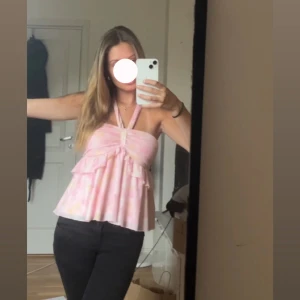 Rosa volang topp med halterneck - Supersöt topp! Använd 1 gång, storlek XS men lite större i storleken så passar S.