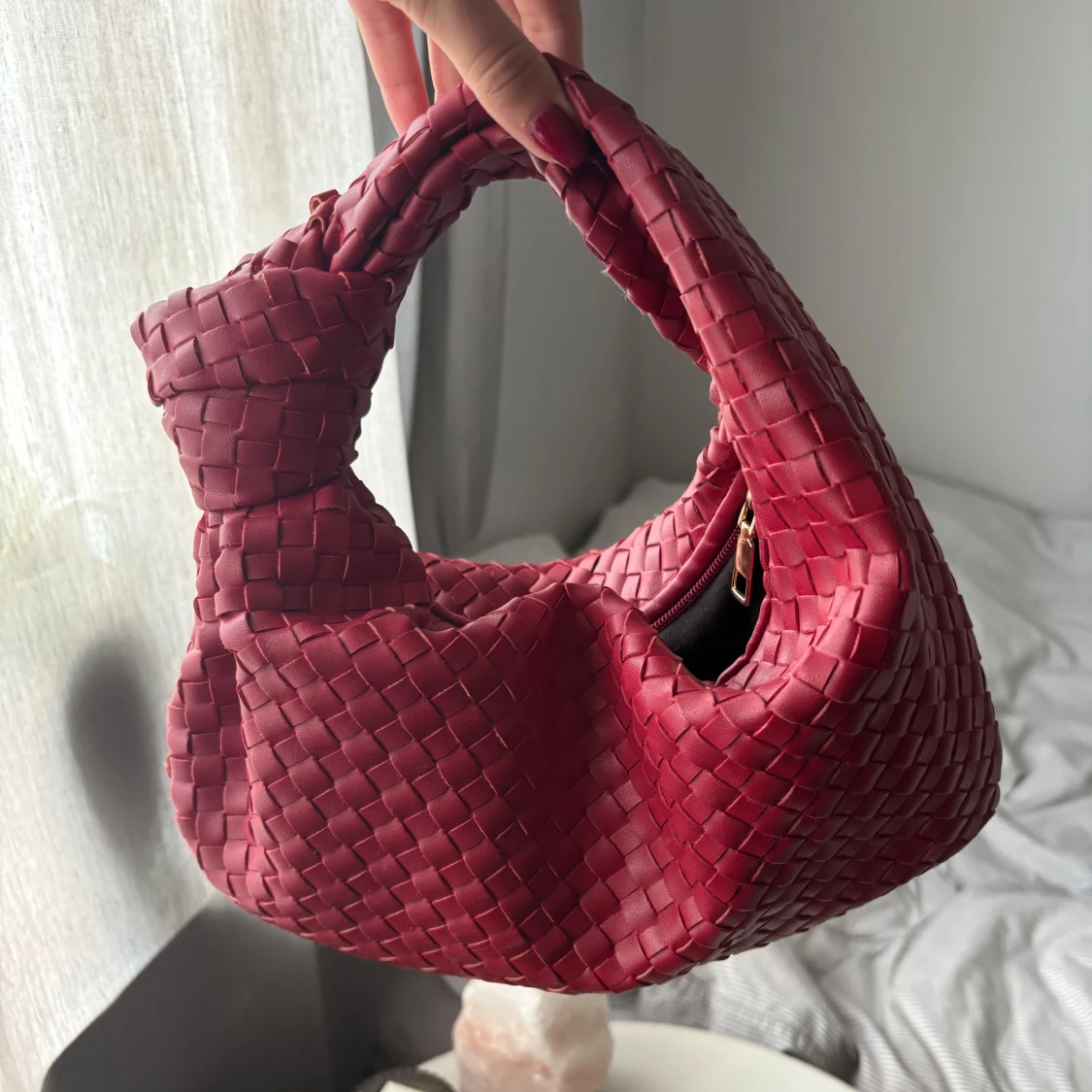 Röd flätad väska i skinn