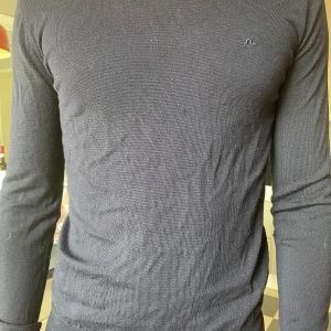 J.lindeberg merinoullströja -  - Riktigt snygg merinoulltröja från J.lindeberg. Den är marinblå och passar perfekt till kommande sommarkvällar eller höst! Fint märke. Den är i 8/10 skick. En liten skada på framsidan men syns knappt och kommer inte gå upp! Annars riktigt fint skick! Strl M men passar även S! Modellen är 191 cm och 77kg 