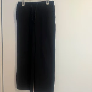 Svarta linnebyxor från Gina Tricot - Säljer svarta linnebyxor från Gina tricot Young i storlek 158/164 eftersom att dom på mig är lite korta💗