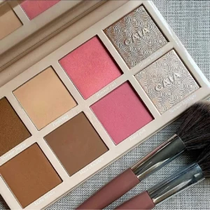 Caia summer mulite pallet  - Snygg ansiktspalett från caia med åtta puder i olika nyanser: två bronzers (shimmer och matt), två rouge i rosa toner (shimmer och matt), en ljus matt puder och två skimrande highlighters i guld och champagne. Perfekt för att skapa glow och kontur. Beige förpackning med spegel. Köpte för 900(HELT NY MED FÖRPACKNING) Går inte att köpa längere
