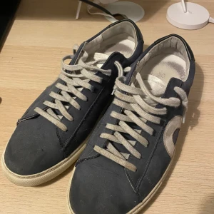 Oliver Cabell skort strl 41 - Tja! Säljer nu dessa oliver cabell skor i storlek 41. Skorna är använda men inte överdrivet. Defekter som finns är framförallt inuti skon som ändå inte syns vid användning. Sitter lite större än 41 skulle jag säga. Säljer de för 1499 kr men priset är inte hugget i sten. Tveka inte att höra av dig vid frågor!