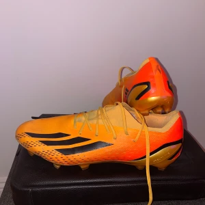 ADIDAS X SPEEDPORTAL FG - skick 9/10✨ - ADIDAS X SPEEDPORTAL .1 FG HEATSPAWN - GULD/SVART/ORANGE - Storlek 48 2/3 - passar vanlig skostorlek 47