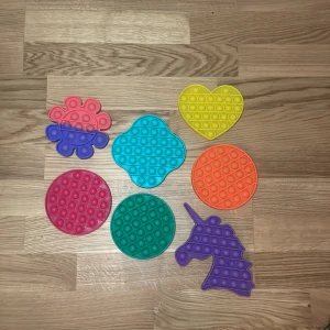 Pop it’s för ett mycket bra pris  - 3x multi color circle pop it’s, 1x flower multi color pop it, 1x blue “square” pop it, 1x yellow heart pop it, 1x purple unicorn pop it