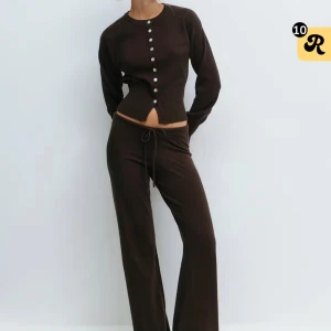 Bruna mjukisbyxor - Mysiga bruna mjukisbyxor med breda ben. Har en loose fit och ett superskönt material. Slut i lager på hemsida & i butik.