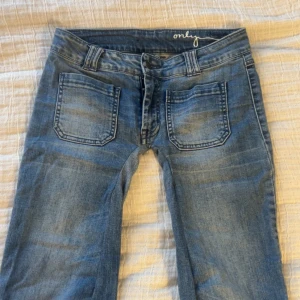Jeans med fickor  - Superfina jeans med fickor där fram. De är nersydda så skulle säga att de passar som en XXS:) 