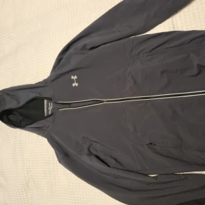 Jacka Under armour  - Jacka Under Armour Se bilder för mått. Se gärna även mina andra annonser och skapa bundles. 