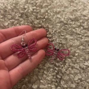Rosa örhängen med trollslända! - Superfina handgjorda örhängen formade som trollsländor med rosa pärlor! Vid frågor är det bara att skriva! 