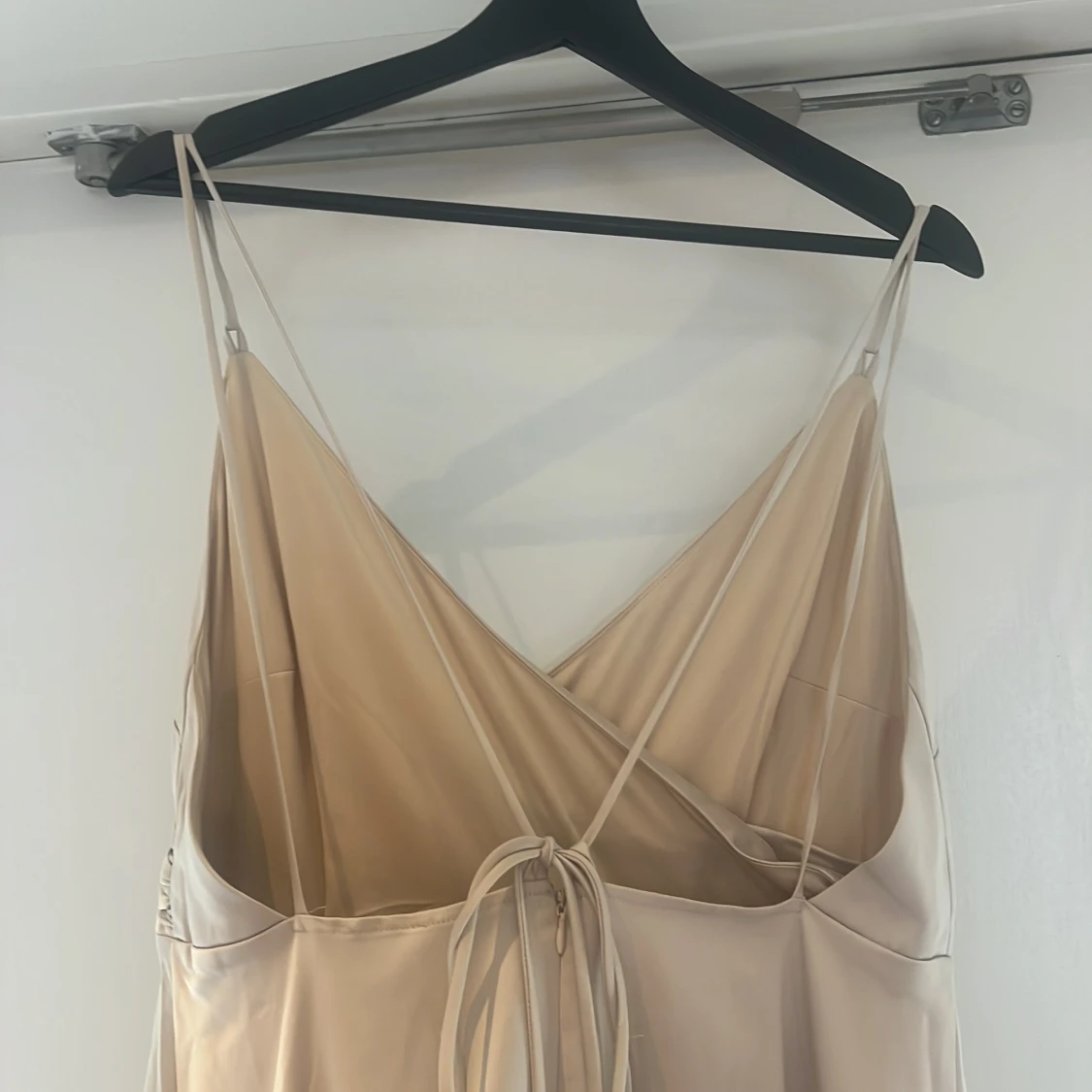 Champagnefärgad långklänning med omlott - 1