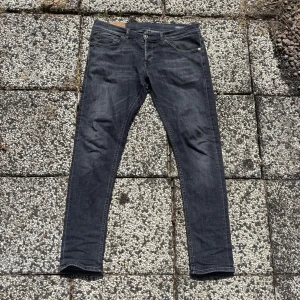 Dondup Jeans - Dondup George Slim Fit // Storlek 33 // Skick 9/10 // Nypris 3000, mitt pris 799 // Hör av dig vid frågor o funderingar!