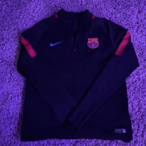 FC Barcelona långärmad Nike Dri-FIT - Säljer nu min snygg Fc Barcelona tränings tröja. Den är använd ett par gånger säljer den då den inte passar längre. Storleken är L i junior storlek. Ärmarna är lite slitna det är bara skicka och fråga om mer bilder. Priset kan sänkas vid snabb affär!