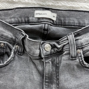 Grå jeans från Gina, stl 38 - Snygga grå jeans från Gina i storlek 38. Jeansen har en mindre bootcut passform och är tillverkade i mjukt denimtyg.