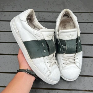 Valentino open - Säljer dessa sjukt feta valentino opens! Size 42 fits 43! Skick 4/10 jätteslitna. Hör av dig vid minsta fundering! Vi kan förhandla priset vid snabb och smidig affär🤩
