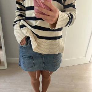 Blå jeanskjol - Super cool jeans kjol med design! 