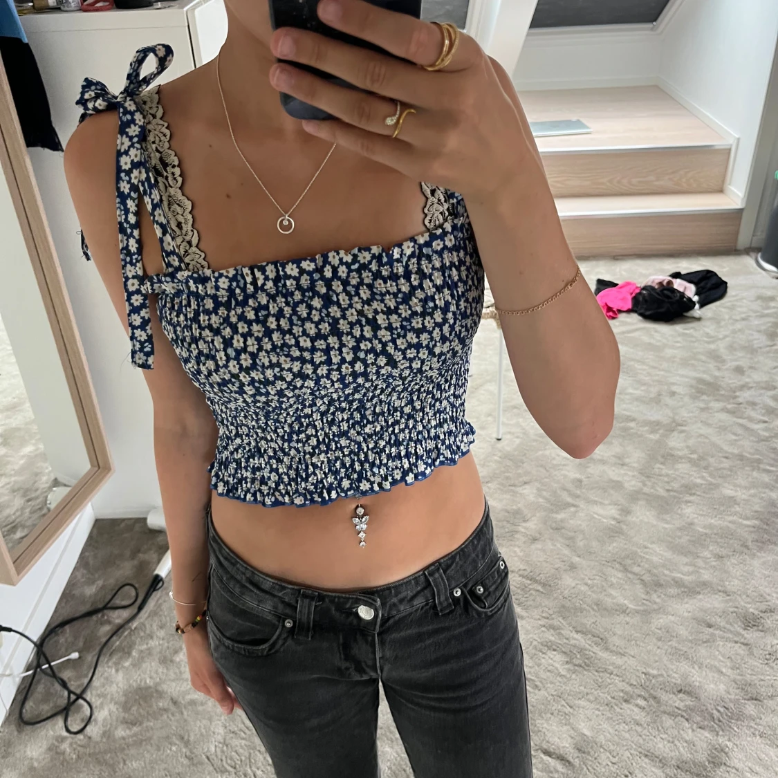 Blommig blå smockad linnetopp