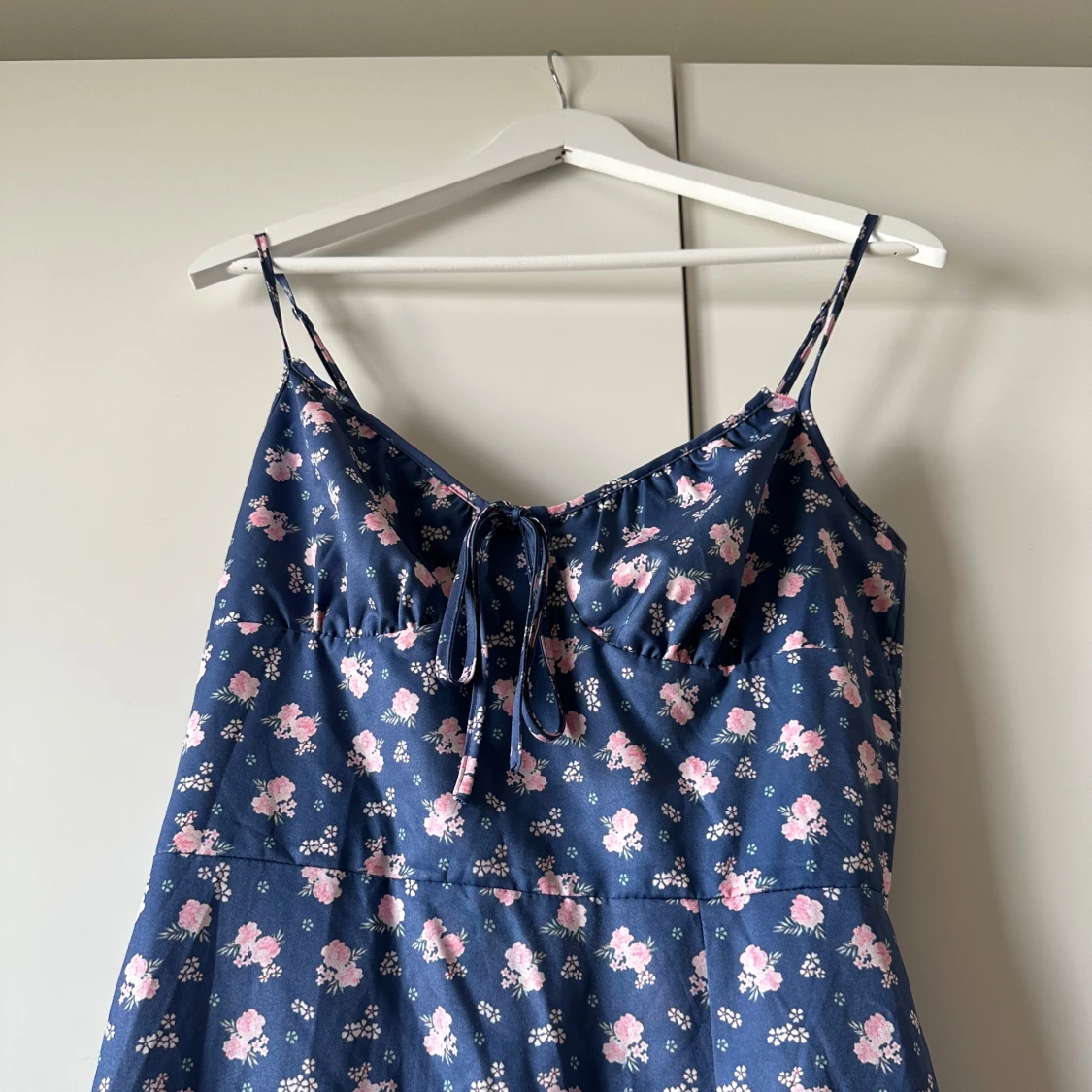 Blommig blå långklänning med smala axelband - 1