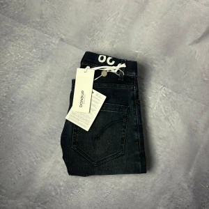 Helt nya dondup slim jeans  - Helt nya dondup slim jeans i passform brady. Brady sitter inte lika tajt som George som kan uppfattas som skinny vilket gör brady den bästa passformen.