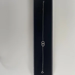 Silver armband - Säljer ett armband med detalj (bild 1). Osäker på om det är äkta silver eller om de är nickelfri! Är justerbart så kan ha både som 17 cm och 19 cm (bild 3). Oanvänd och kommer i orginalförpackning men säljer ett likadant armband, helt nytt men utan orginalförpackning, fast i en annan annons. Säljer även ett matchande halsband i en annan annons. Köparen betalar frakten!