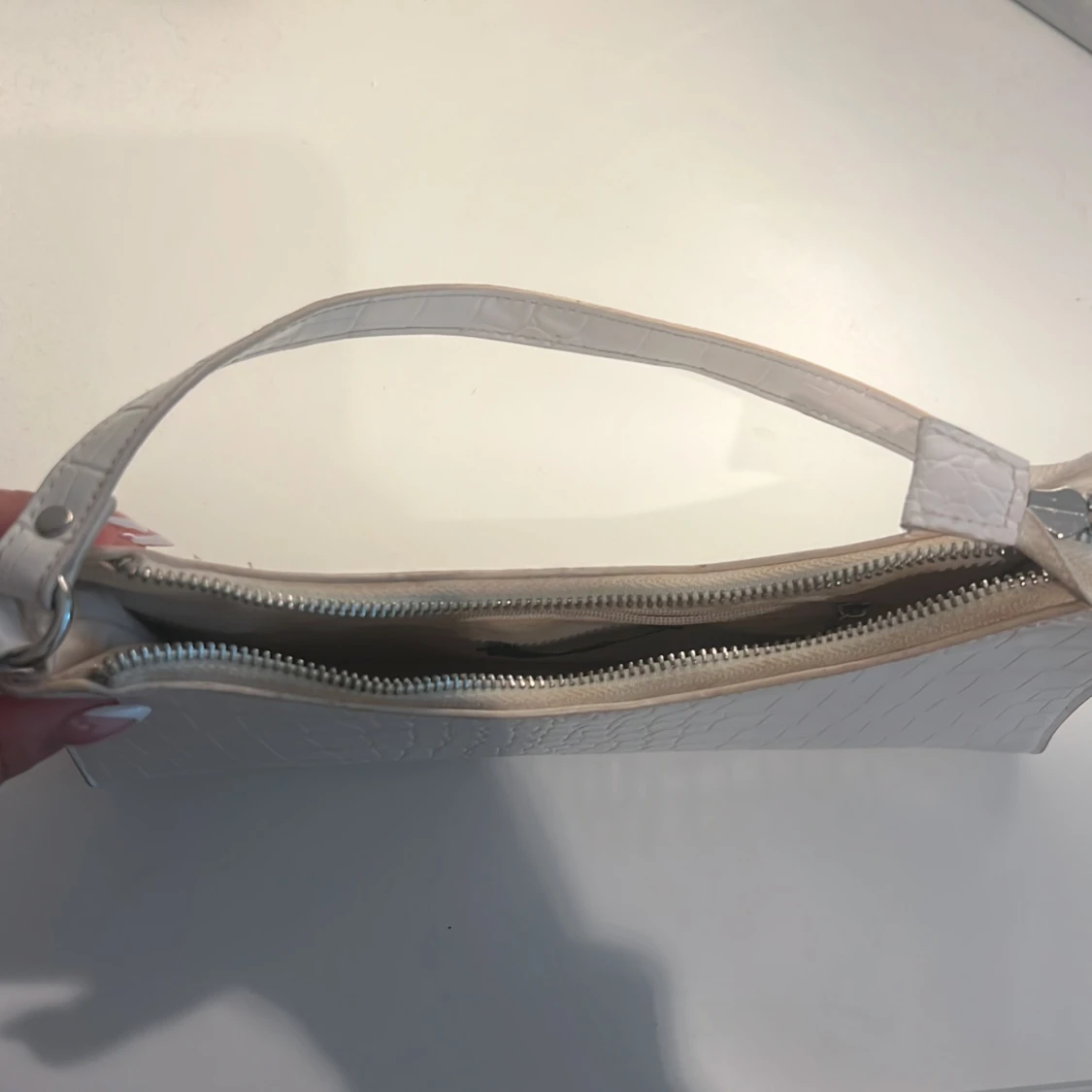 Vit axelväska med krokoprägling - 1