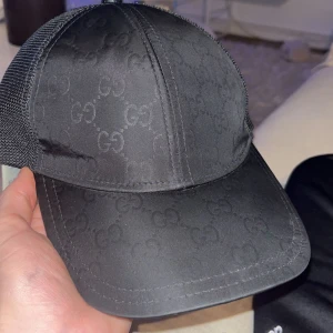 Gucci Monogram keps  - Tjena säljer min Gucci monogram keps som jag inte använt på ett bra tag köptes för 1,5 år sedan spännet där bak har släppt och en lite fläck på framsidan!  går att tvätta bort om man orkar ! 