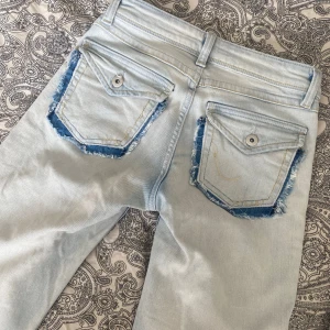 Coola jeans - Säljer dessa coola jeans från hm🩵💙innerbenslängden är 81 cm och midjemåttet är 32/ 64🩵🤘🏼