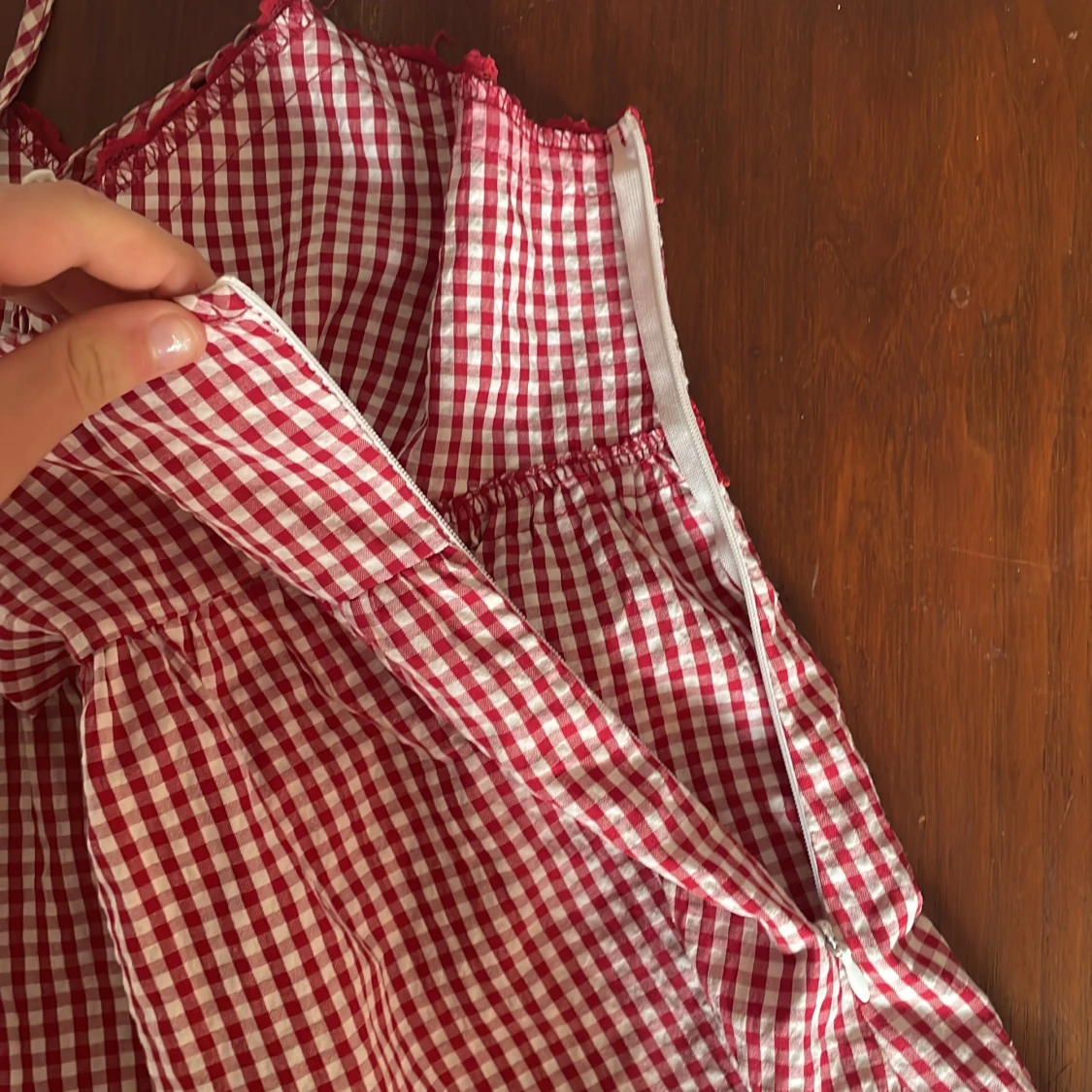 Rutig röd och vit linnetopp med spets - 1