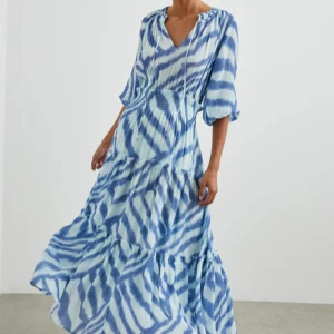 Blåvit långklänning från Rails - Säljer en maxiklänning från Rails i blått mönster💗 Har aldrig använts! Så fin som sommarklänning! Köpt för 3000kr