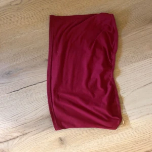 Tube top M/S - Tube top från SHEIN som har blivit använd väldigt sällan, toppen har inga defekter 