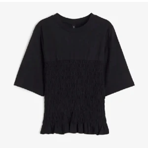 Svart topp med smock från Hm - Svart topp från Hm i fint skick, storleken är S men är stretchig så passar XS-M