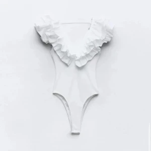 Vit bikini med volangdetalj - Superfin populär vit body med v-ringning och stora volanger .  Säljs inte längre 🍋🍋