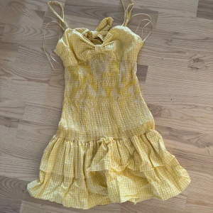Zara klänning - Säljer denna populära klänning från Zara som man inte kan köpa längre, säljs då den börjar bli lite liten💕