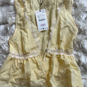 Gul topp - så fin topp från zara köpt i spanien! Finns inte o sverige och helt ny 💛💛