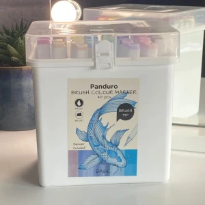 Pennor - 43 st pennor från panduro. Är 48 från början så saknas alltså 5 st. Ord pris ligger på 649kr. Har testat så de som finns här funkar. Pennorna och burken kan ha någon defekt på sig, som t.ex. bild nr 4 ser man att det är ett sträck på utsidan av pennan, dock inget som påverkar funktionen. 