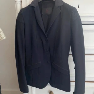 Cavalleria Toscana kavaj - Fint skick, storlek IT 38. Den svenka storlek är xs/s. Säljer eftersom att den blivit för liten. Pris kan diskuteras vid snabb affär! Färgen är svart.