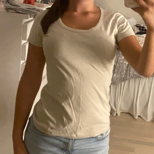 Beige t-shirt från Vero Moda - En basic beige t-shirt från Vero Moda