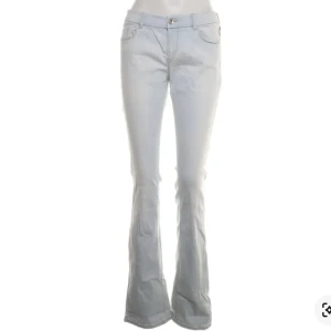 Ljusblå bootcut jeans Atelier Gardeur - Säljer dessa Snygga ljusblå bootcut jeans från Atelier Gardeur. Säljer då dom är för stora för mig förut köpta från Sellpy, men verkligen jätte snygga och färgen är jätte fin💞 midjemåttet är 76 