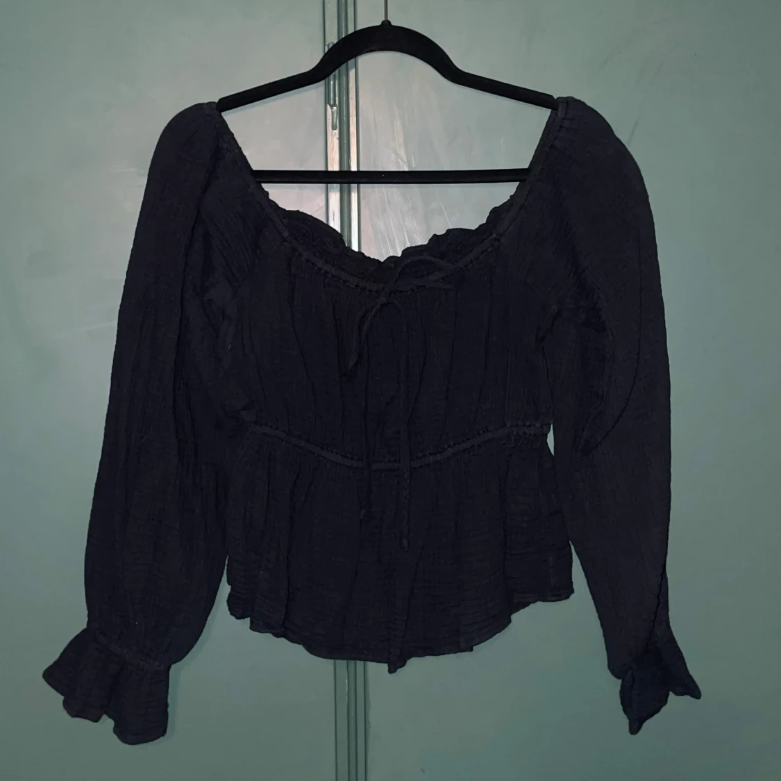 Svart off shoulder blus med volang från NLY Trend