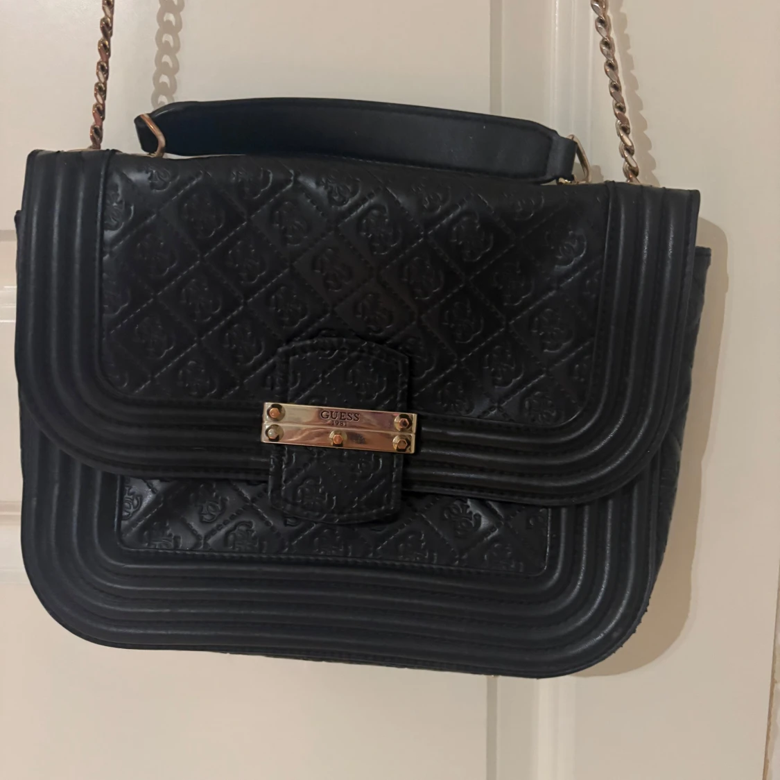 Svart quiltad axelväska från Guess