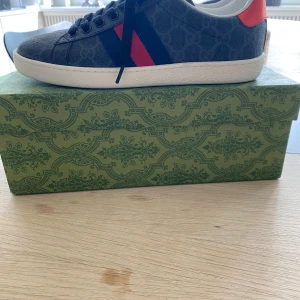 Gucci Ace  - Säljer ett par Gucci Ace i storlek 42, skorna är i mycket bra skick inga defekter osv. Box och dustbag ingår. Skriv vid minsta fundering, kan gå ner i pris vid snabb och smidig affär. 